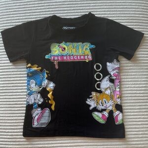Sonic the Hedgehog Embroidered/Embossed Character Kids T-Shirt in Size 4/5